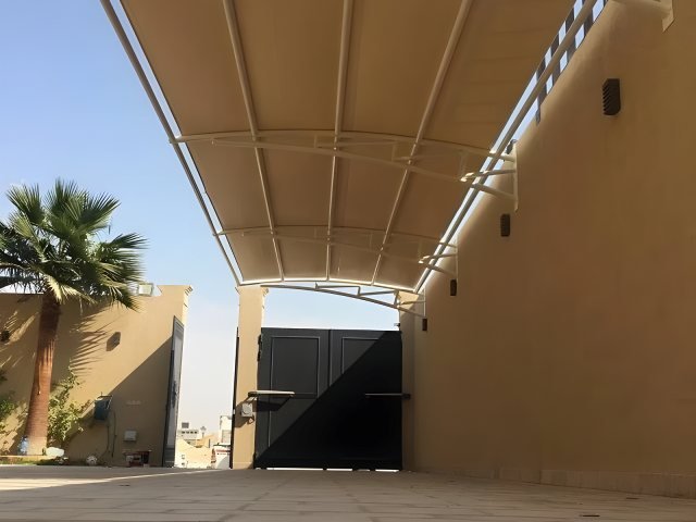 مبنى خارجي جاهز بألواح معزولة في موقع التنفيذ في الرياض