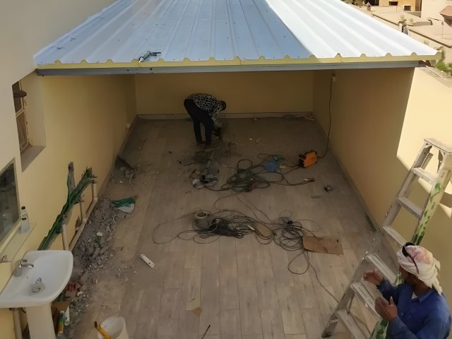 مبنى خارجي جاهز بألواح معزولة في موقع التنفيذ في الرياض