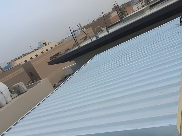 مبنى خارجي جاهز بألواح معزولة في موقع التنفيذ في الرياض