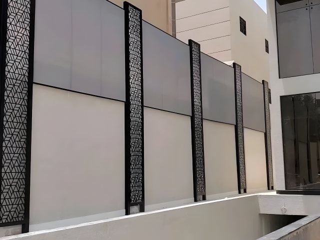 مبنى خارجي جاهز بألواح معزولة في موقع التنفيذ في الرياض