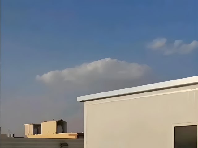 مبنى خارجي جاهز بألواح معزولة في موقع التنفيذ في الرياض