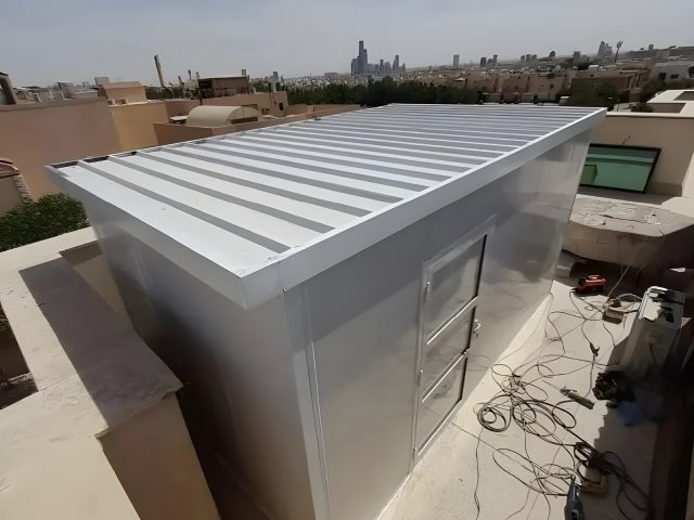 مبنى خارجي جاهز بألواح معزولة في موقع التنفيذ في الرياض
