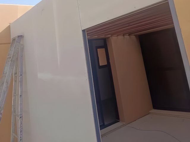 مبنى خارجي جاهز بألواح معزولة في موقع التنفيذ في الرياض
