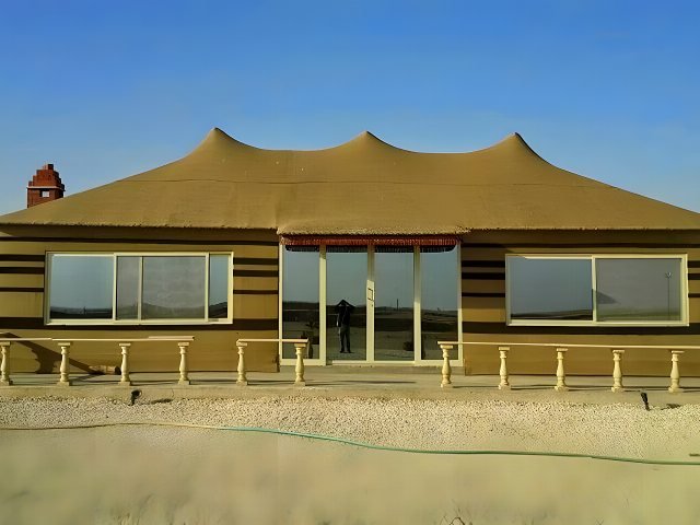 بيت شعر خارجي بقماش عازل وواجهات مجهزة في موقع التنفيذ في الرياض