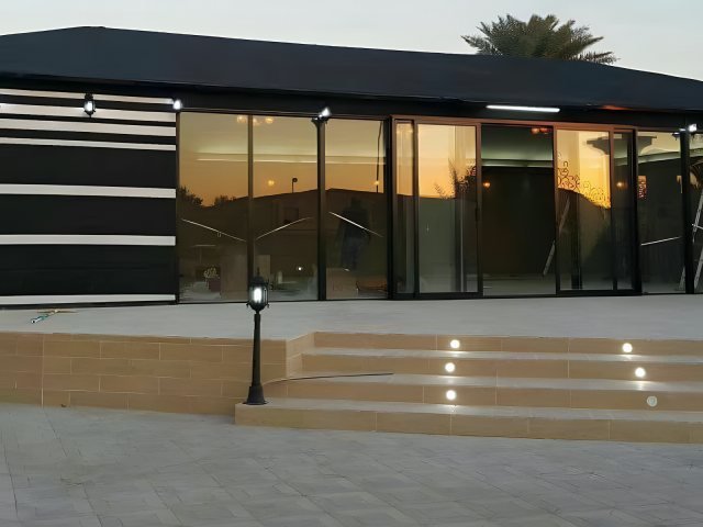 بيت شعر خارجي بقماش عازل وواجهات مجهزة في موقع التنفيذ في الرياض