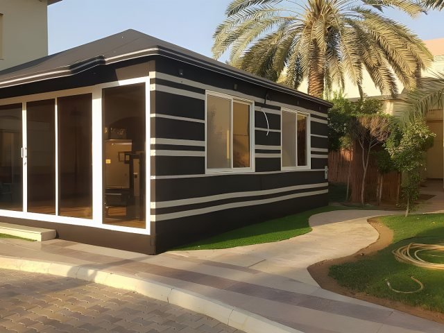 بيت شعر خارجي بقماش عازل وواجهات مجهزة في موقع التنفيذ في الرياض