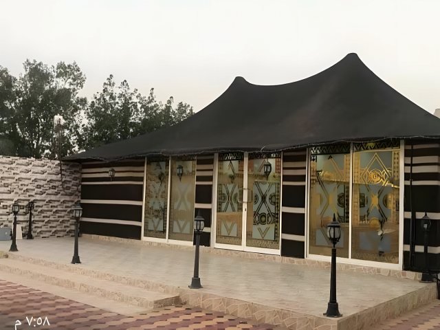 بيت شعر خارجي بقماش عازل وواجهات مجهزة في موقع التنفيذ في الرياض