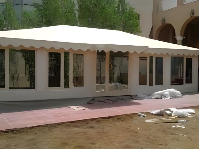 بيت شعر خارجي بقماش عازل وواجهات مجهزة في موقع التنفيذ في الرياض