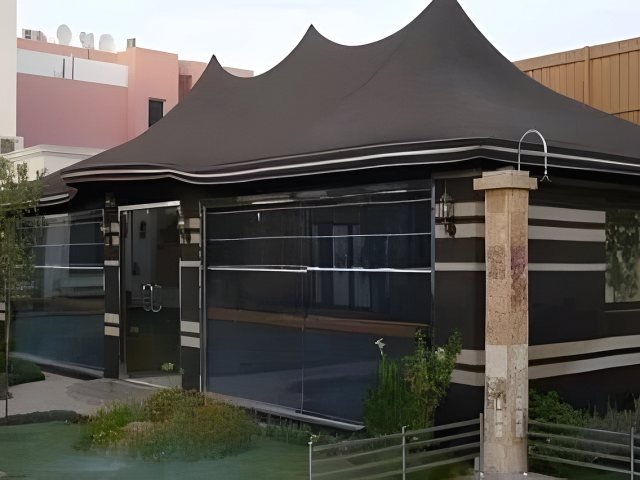 بيت شعر خارجي بقماش عازل وواجهات مجهزة في موقع التنفيذ في الرياض