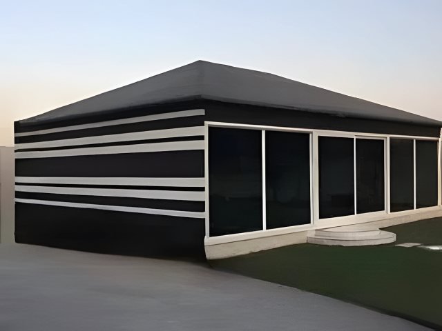 بيت شعر خارجي بقماش عازل وواجهات مجهزة في موقع التنفيذ في الرياض