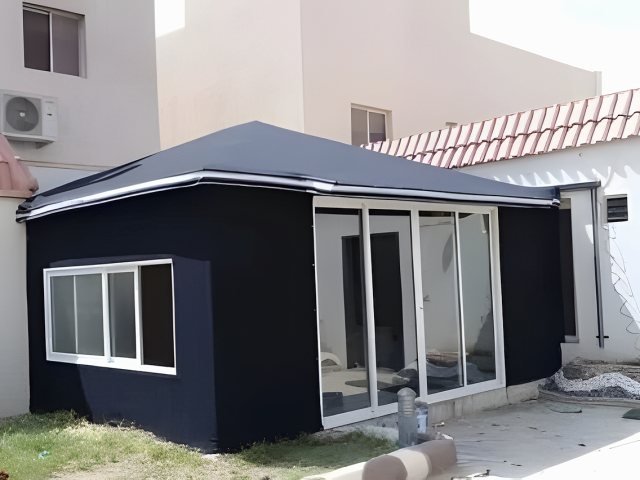 بيت شعر خارجي بقماش عازل وواجهات مجهزة في موقع التنفيذ في الرياض
