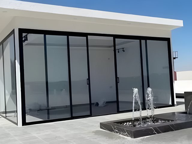 بيت شعر خارجي بقماش عازل وواجهات مجهزة في موقع التنفيذ في الرياض