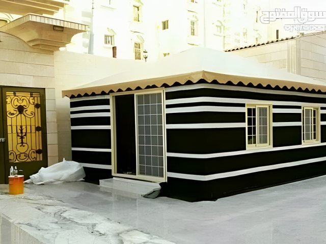 بيت شعر خارجي بقماش عازل وواجهات مجهزة في موقع التنفيذ في الرياض