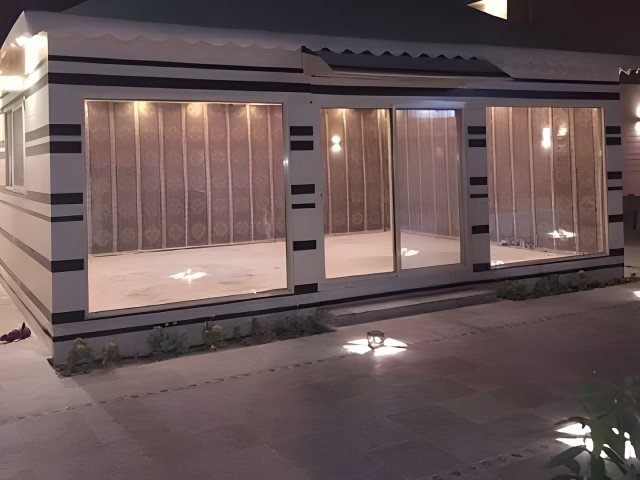 بيت شعر خارجي بقماش عازل وواجهات مجهزة في موقع التنفيذ في الرياض