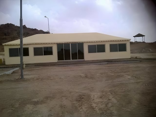بيت شعر خارجي بقماش عازل وواجهات مجهزة في موقع التنفيذ في الرياض