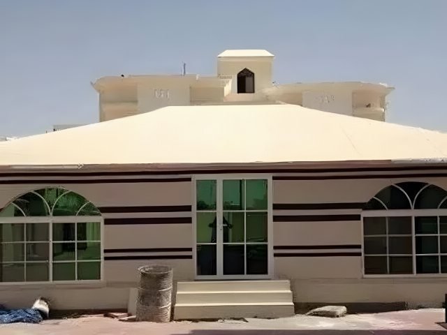 بيت شعر خارجي بقماش عازل وواجهات مجهزة في موقع التنفيذ في الرياض