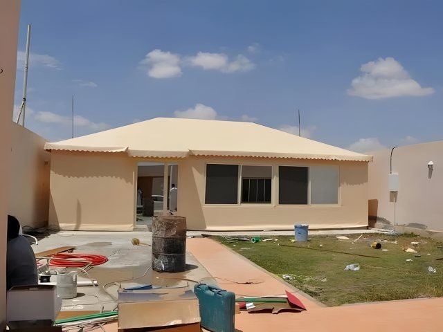 بيت شعر خارجي بقماش عازل وواجهات مجهزة في موقع التنفيذ في الرياض