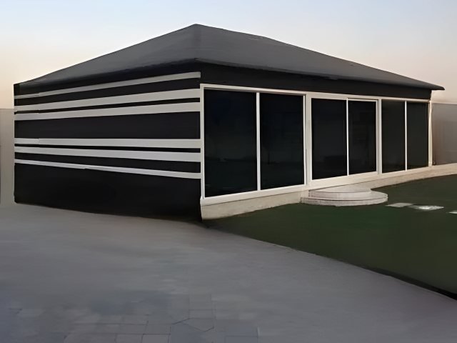 بيت شعر خارجي بقماش عازل وواجهات مجهزة في موقع التنفيذ في الرياض