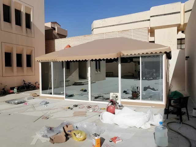 بيت شعر خارجي بقماش عازل وواجهات مجهزة في موقع التنفيذ في الرياض