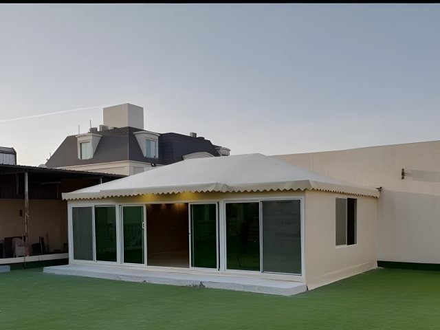 بيت شعر خارجي بقماش عازل وواجهات مجهزة في موقع التنفيذ في الرياض