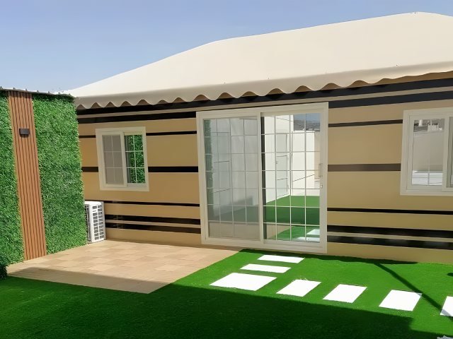 بيت شعر خارجي بقماش عازل وواجهات مجهزة في موقع التنفيذ في الرياض