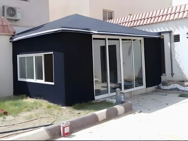 بيت شعر خارجي بقماش عازل وواجهات مجهزة في موقع التنفيذ في الرياض