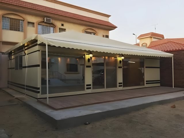 بيت شعر خارجي بقماش عازل وواجهات مجهزة في موقع التنفيذ في الرياض