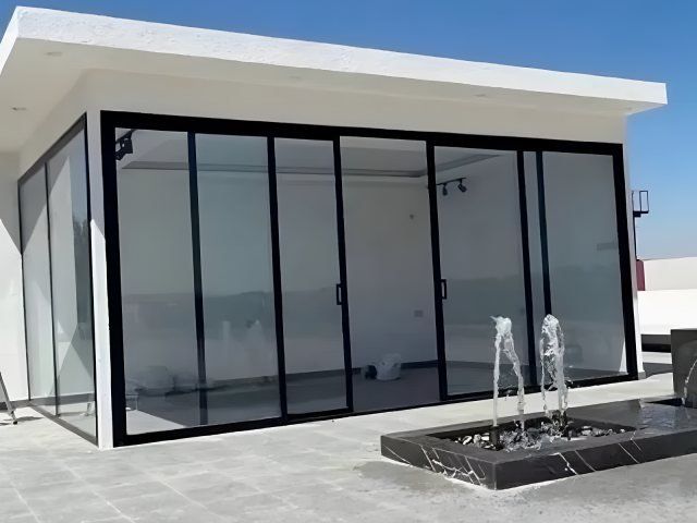 بيت شعر خارجي بقماش عازل وواجهات مجهزة في موقع التنفيذ في الرياض