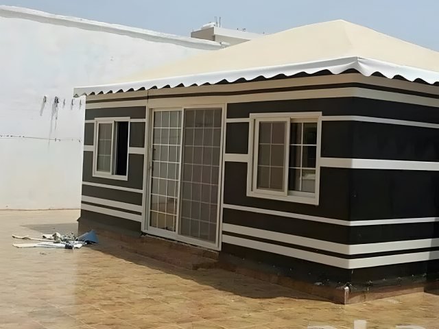 بيت شعر خارجي بقماش عازل وواجهات مجهزة في موقع التنفيذ في الرياض