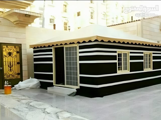 بيت شعر خارجي بقماش عازل وواجهات مجهزة في موقع التنفيذ في الرياض