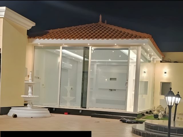 بيت شعر خارجي بقماش عازل وواجهات مجهزة في موقع التنفيذ في الرياض