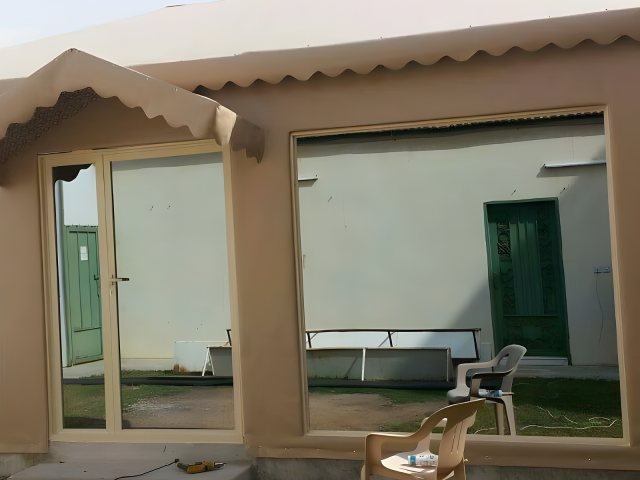 خيمة خارجية ثابتة بتغطية قماشية في موقع التنفيذ في الرياض