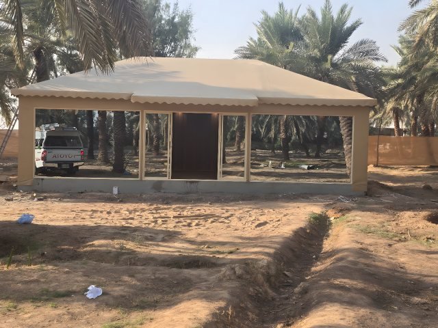 خيمة خارجية ثابتة بتغطية قماشية في موقع التنفيذ في الرياض