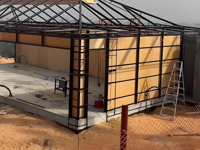 خيمة خارجية ثابتة بتغطية قماشية في موقع التنفيذ في الرياض