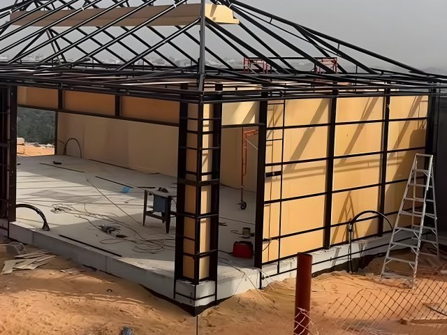 خيمة خارجية ثابتة بتغطية قماشية في موقع التنفيذ في الرياض