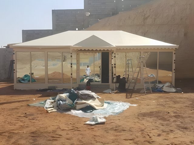 خيمة خارجية ثابتة بتغطية قماشية في موقع التنفيذ في الرياض
