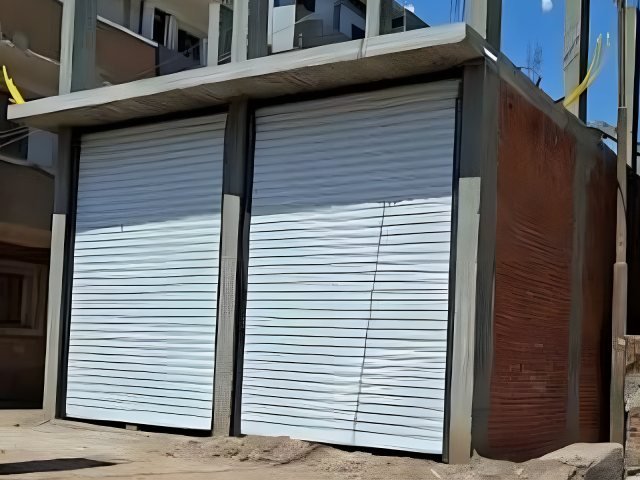 أبواب رول كهربائية لمداخل مبنى قيد الإنشاء في موقع التنفيذ في الرياض