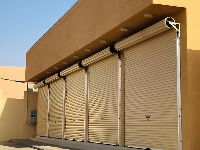 صف أبواب رول كهربائية لمداخل مبنى في موقع التنفيذ في الرياض