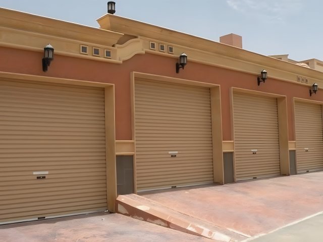 أبواب رول كهربائية متجاورة لمداخل خارجية في موقع التنفيذ في الرياض