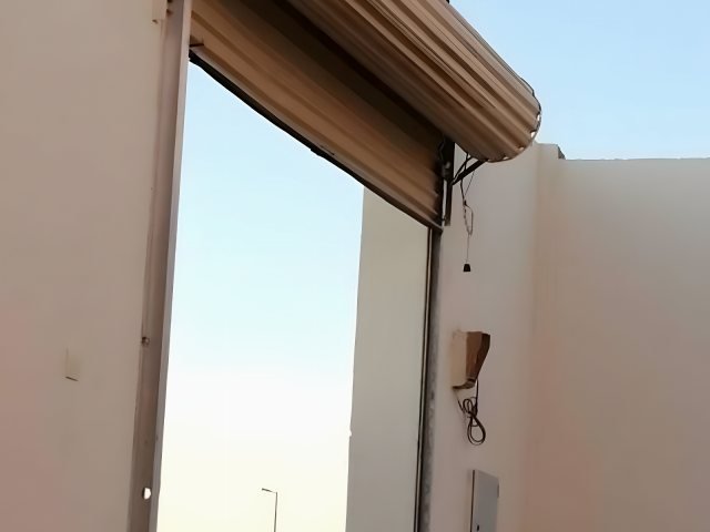 آلية باب رول مفتوح مع صندوق التشغيل الجانبي في موقع التنفيذ في الرياض