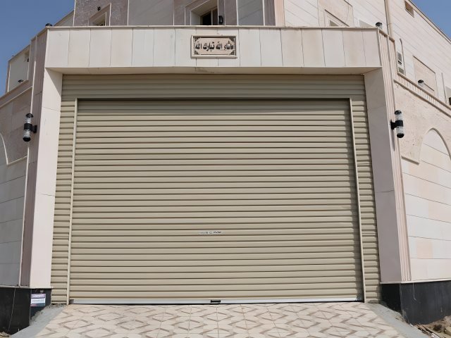 باب رول كهربائي عريض لمدخل مبنى في موقع التنفيذ في الرياض