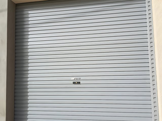 باب رول كهربائي أبيض لمدخل سيارة في موقع التنفيذ في الرياض