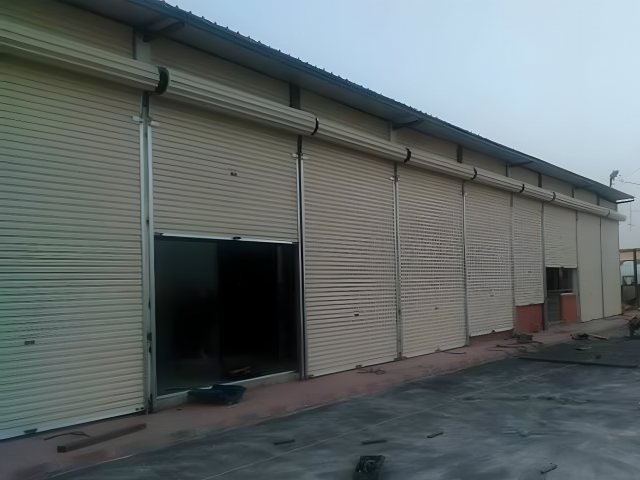 مجموعة أبواب رول لمداخل مستودع في موقع التنفيذ في الرياض